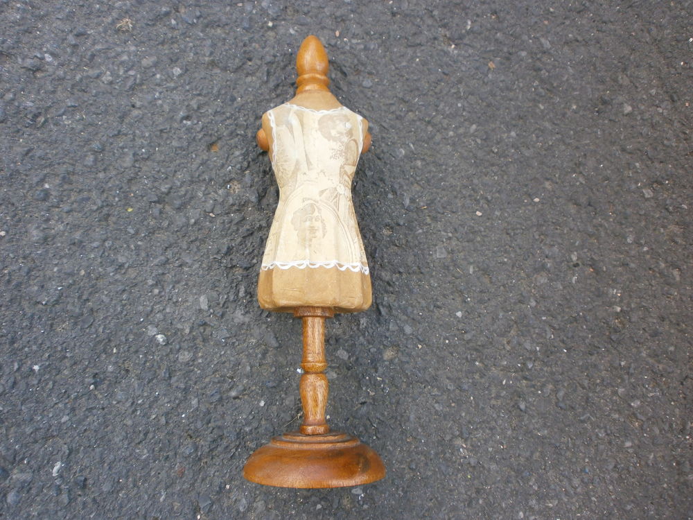 Mini-mannequin d&eacute;coratif pied en bois Décoration