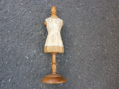 Mini-mannequin dcoratif pied en bois 10 Courchelettes (59)