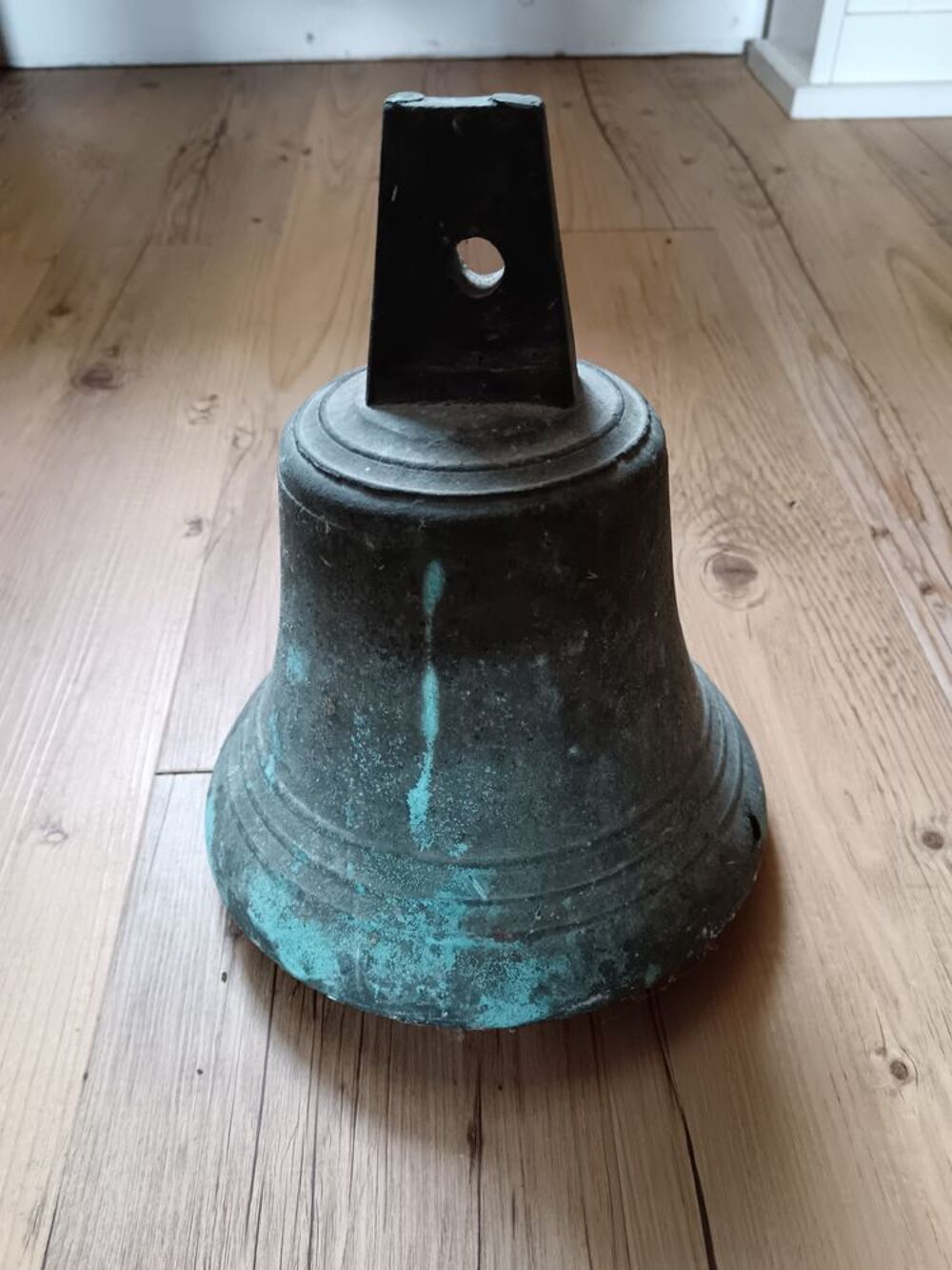 Cloche en bronze ext&eacute;rieur de manoir ou ancienne &eacute;cole Décoration