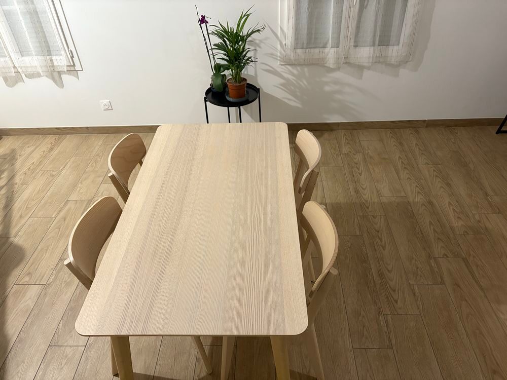 Table et 4 chaises Meubles