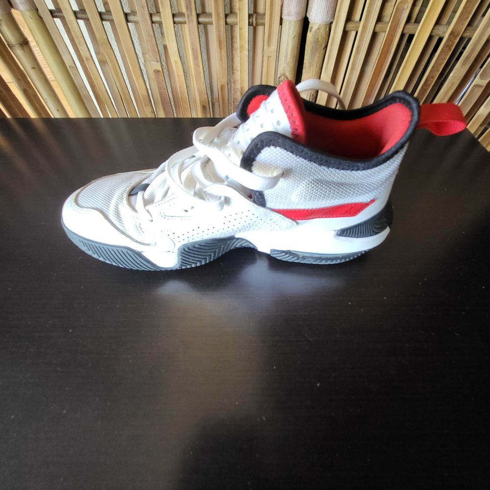 Baskets Nike Jordan Stay Loyal 2 T.39 blanches Tr&egrave;s bon &eacute;tat Chaussures