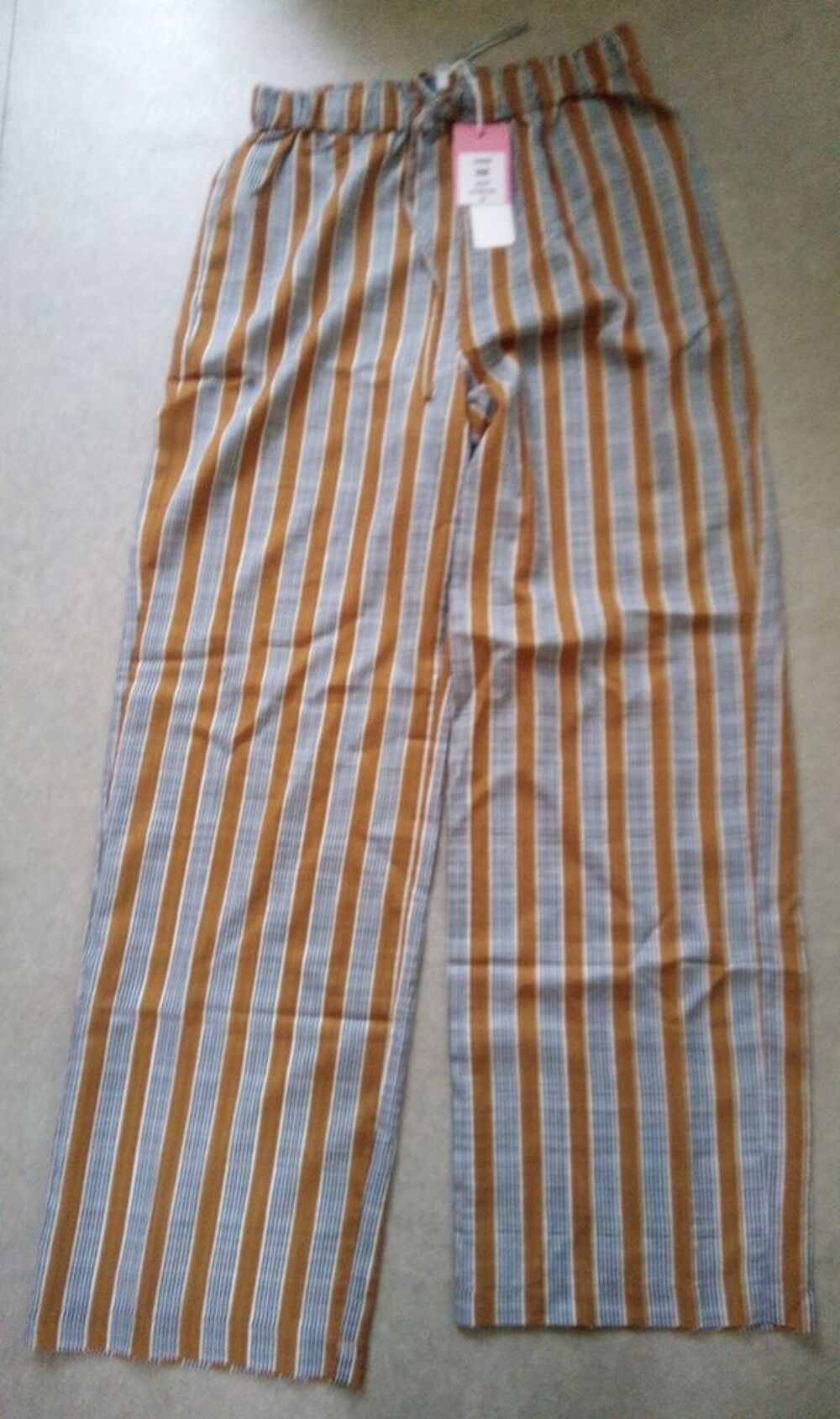 Lot pantalons salopette femme neuf jamais port&eacute;. 
Amiens Vêtements