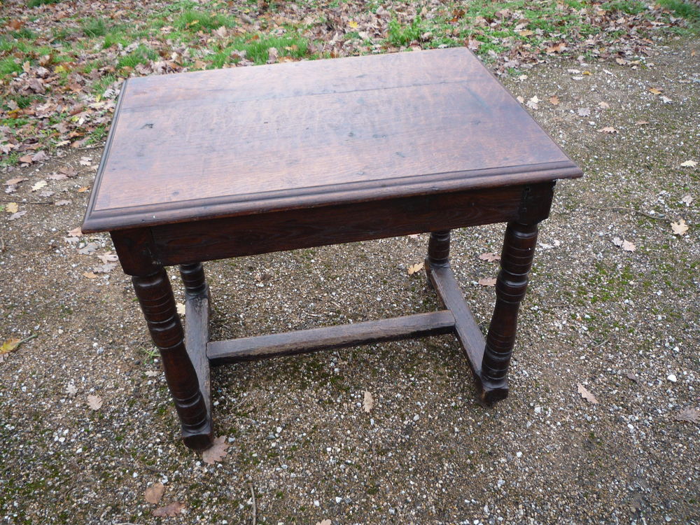 Petite table Louis XIII
Meubles