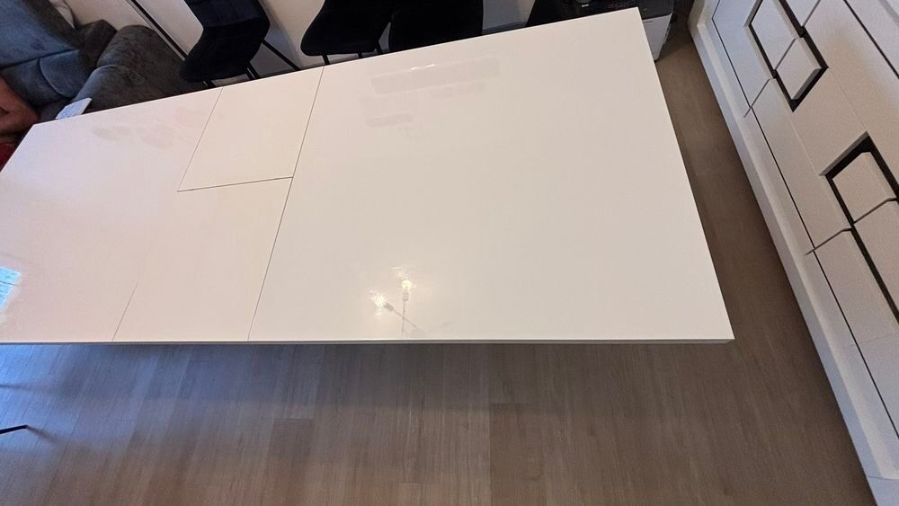 Salle &agrave; manger (Table, buffet + Miroir) Meubles