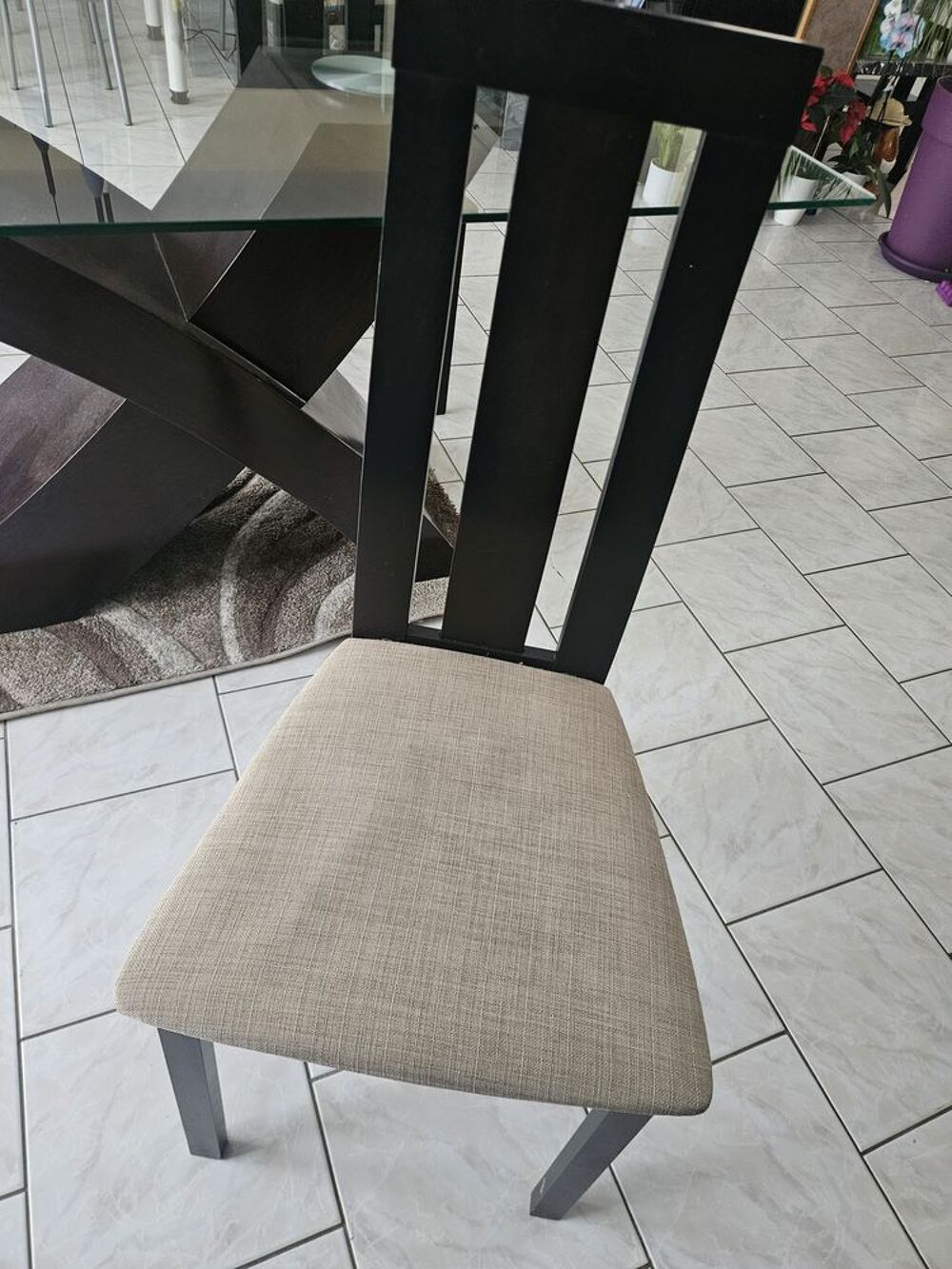 Salle &agrave; manger compl&egrave;te en bon &eacute;tat Meubles