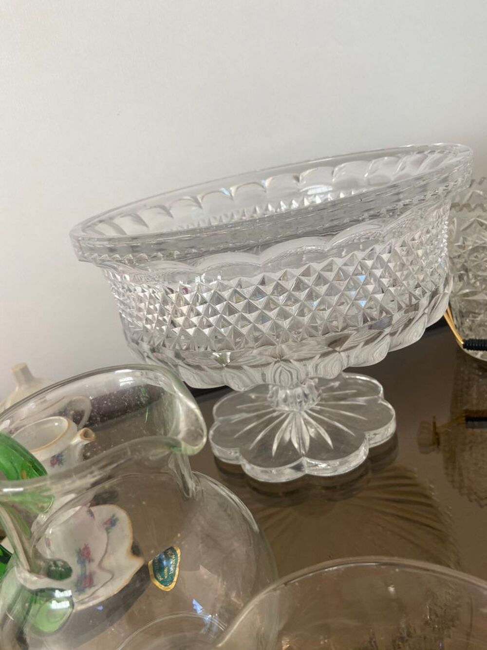 Il s'agit d'une &eacute;l&eacute;gante coupe &agrave; fruits sur pi&eacute;douche en verre taill&eacute; orn&eacute;e d'un motif g&eacute;om&eacute;trique en pointe Décoration
