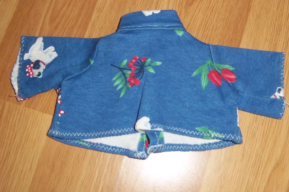 Gilet pour poup&eacute;e motif sur fond bleu Jeux / jouets