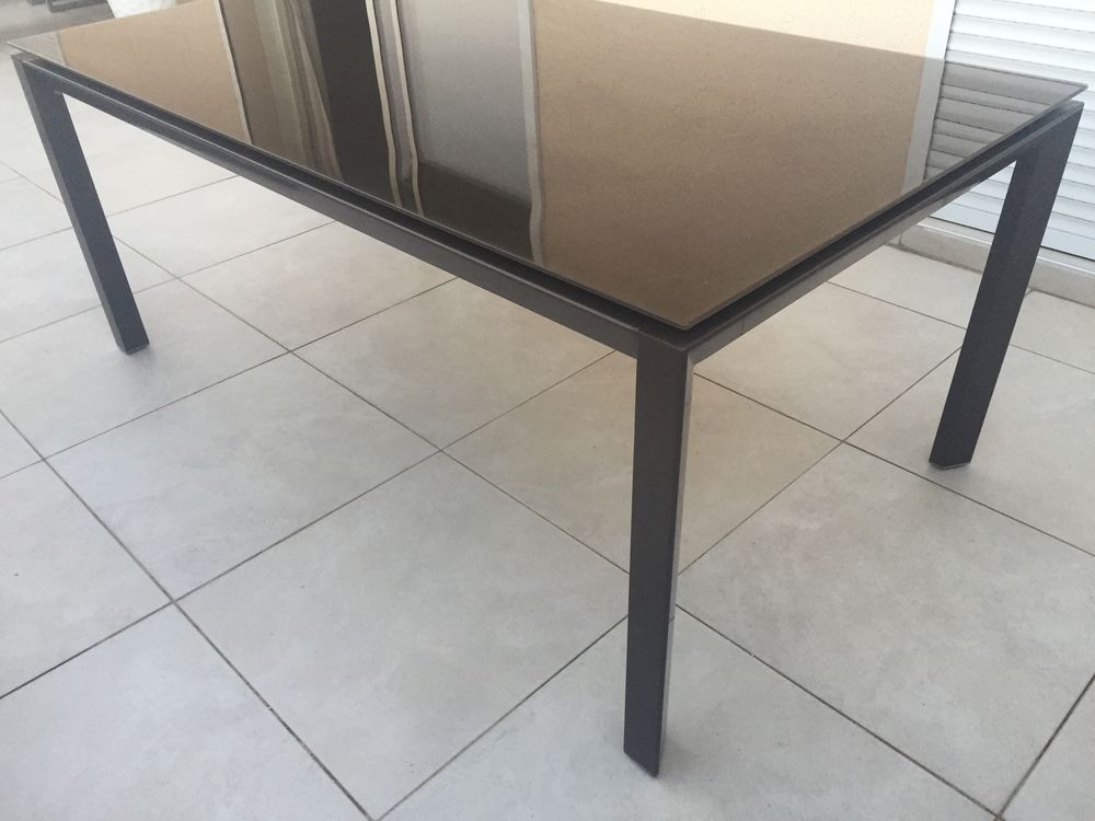 table de jardin plateau verre marron 
Jardin