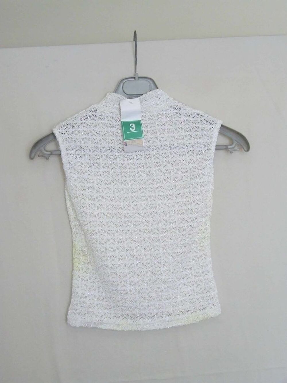 02 T-shirt dentelle col chemin&eacute;e pr&egrave;s du corps, T. 38-40, NE Vêtements