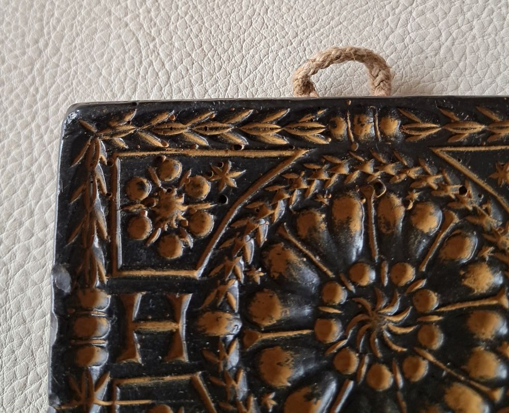 moule d&eacute;coratif en cire dure avec attache murale 
Décoration