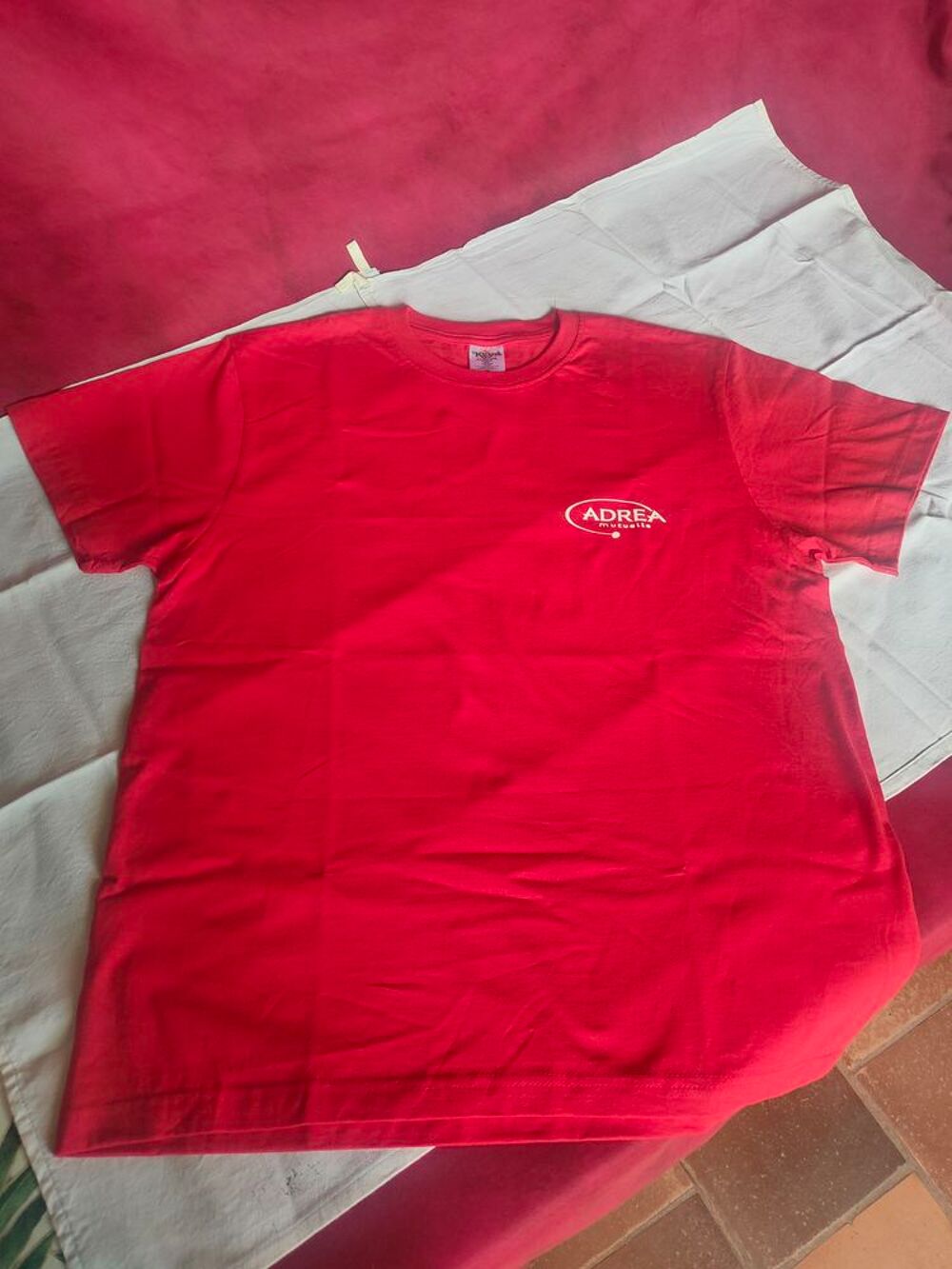 t-shirt adr&eacute;a taille M neuf Vêtements