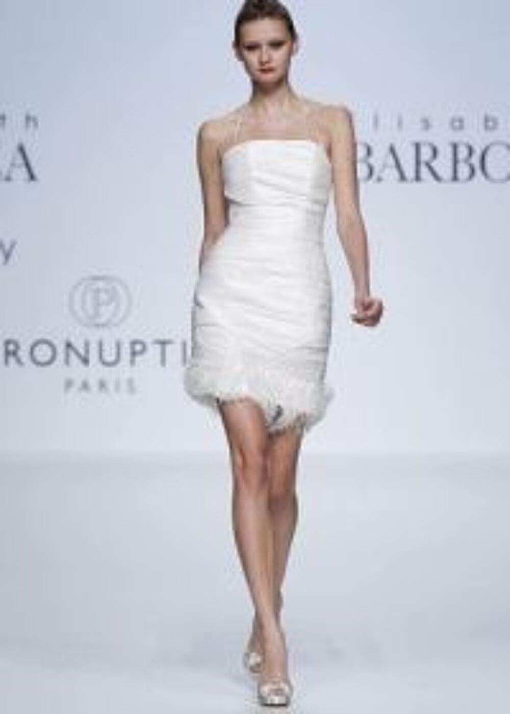 Robe blanche de mari&eacute;e courte. Vêtements