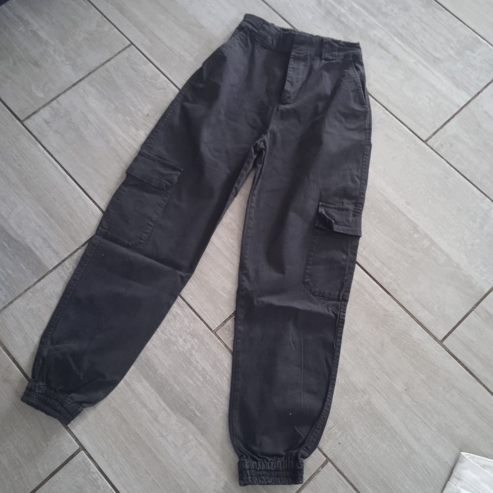 Pantalon toile noir marque pull &amp; Bear T 36 97% cont et 3% e Vêtements