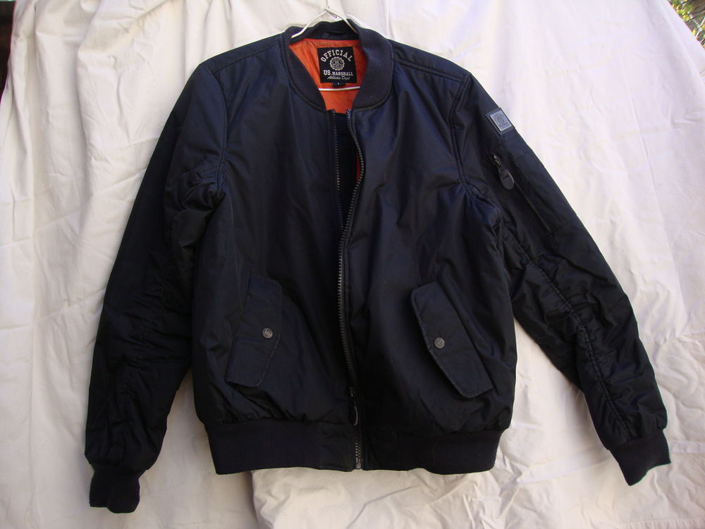 3 blousons diff&eacute;rents mod&egrave;les et prix .Taille L (TBE)
Vêtements