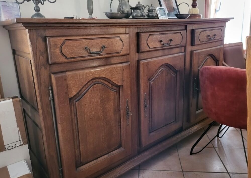 Lot : 1 table, 6 chaises, un buffet en ch&ecirc;ne Meubles