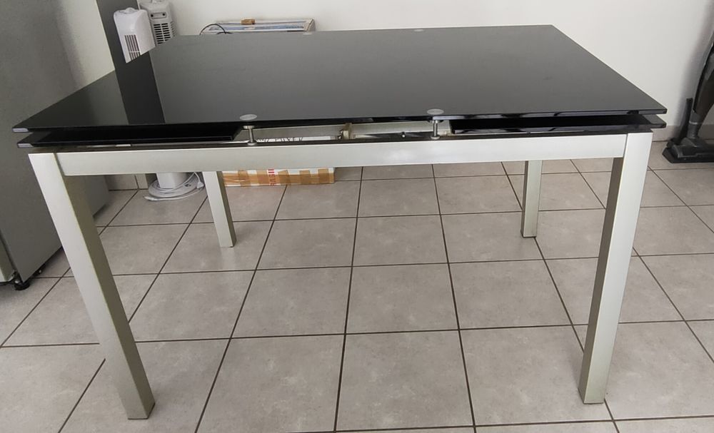 table en verre tremp&eacute; noir avec 4 chaises Meubles