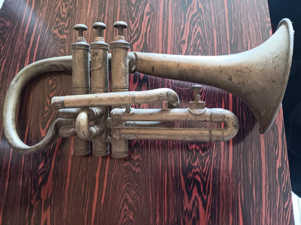 Trompette ancienne a restaurer. Instruments de musique