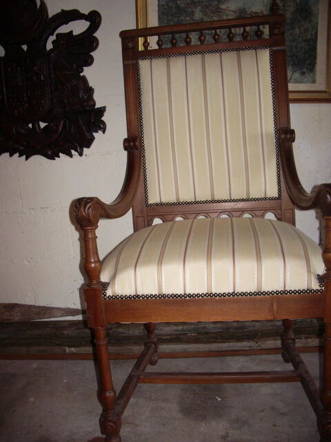 fauteuil de chateau du bois et ten excellent �tat.
d'origine 60 La Clayette (71)