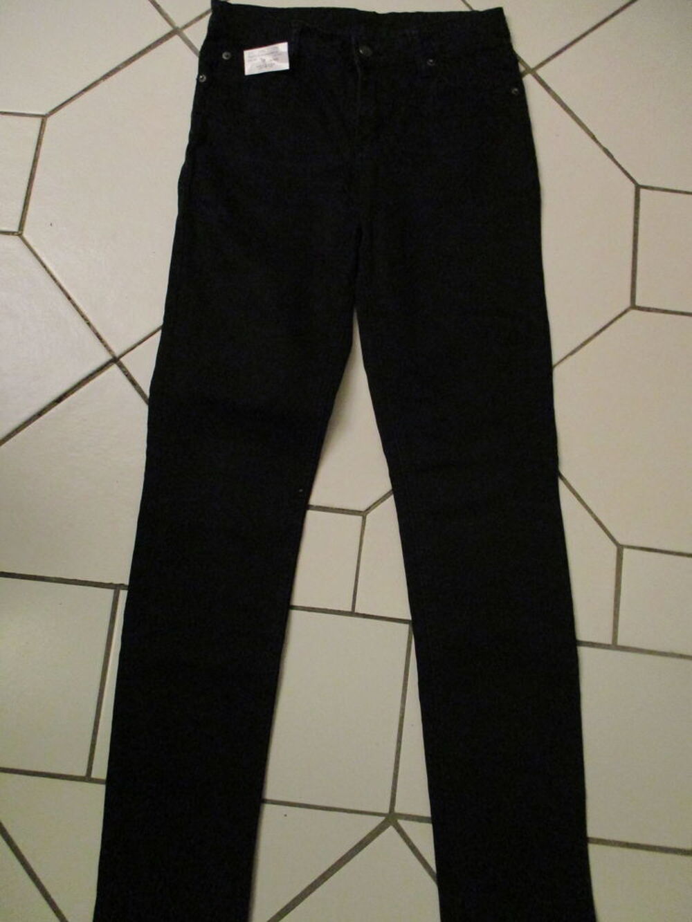 Pantalon noir CHEAP MONDAY T38
Forme jean , coton et &eacute;lastan Vêtements