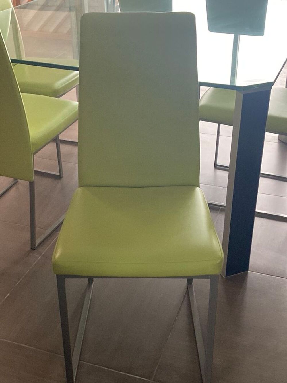 Table en verre 140x140 avec 6 chaises Meubles