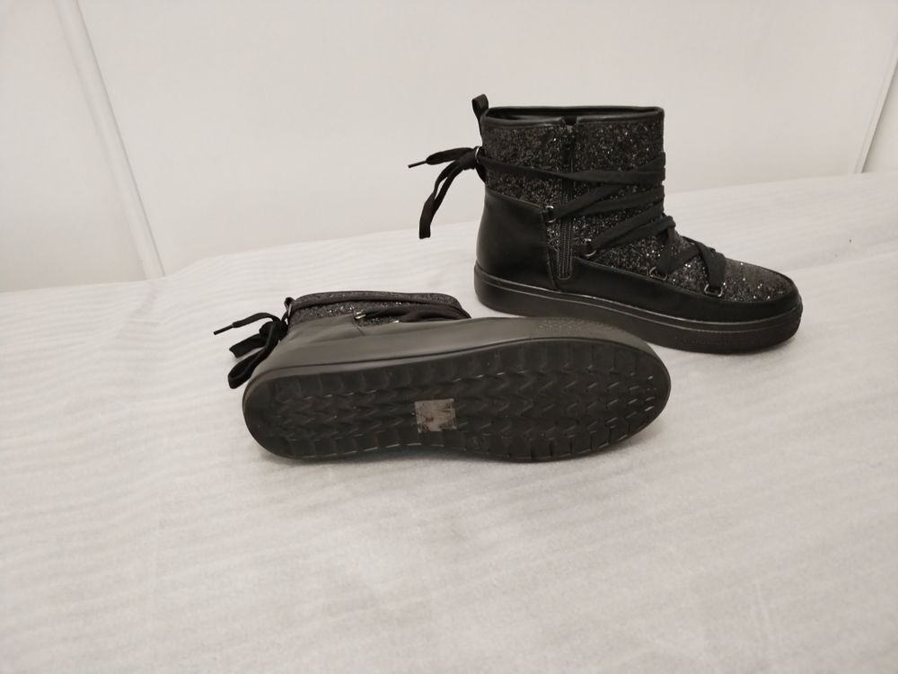 Bottines noires T39 avec Strass lacets et fermeture &eacute;clair sur le c&ocirc;t&eacute;. Chaussures