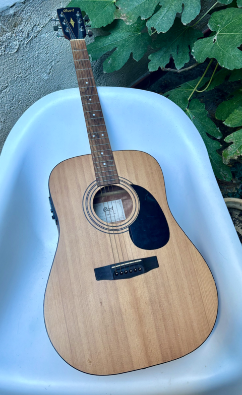 Affaire  saisir: guitare lectro-acoustique Cort 70 Avignon (84)