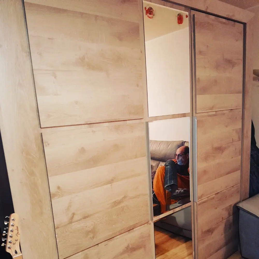 Grande armoire 3 portes vitrage central Meubles