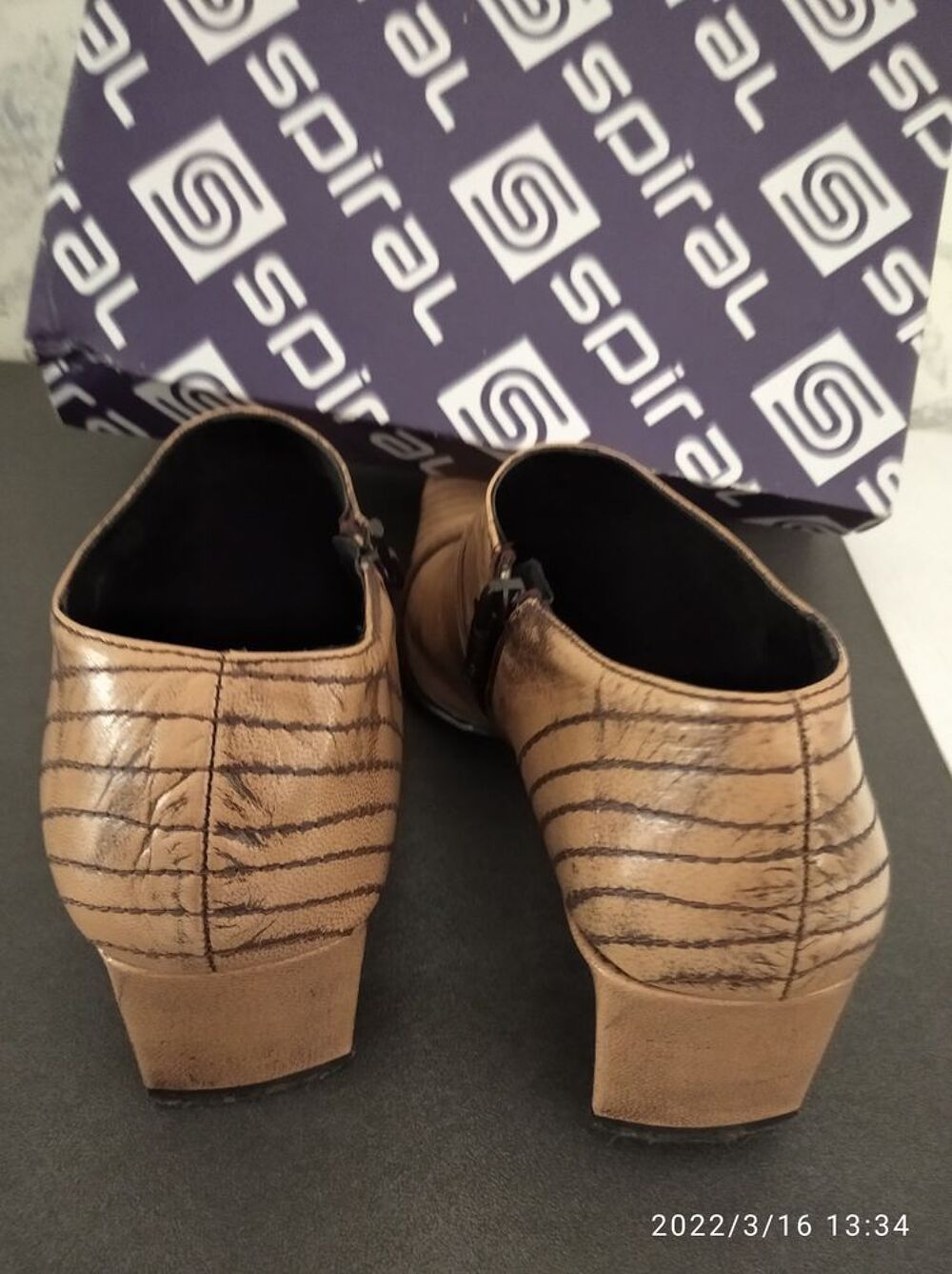 chaussures beige &agrave; petits talons Chaussures