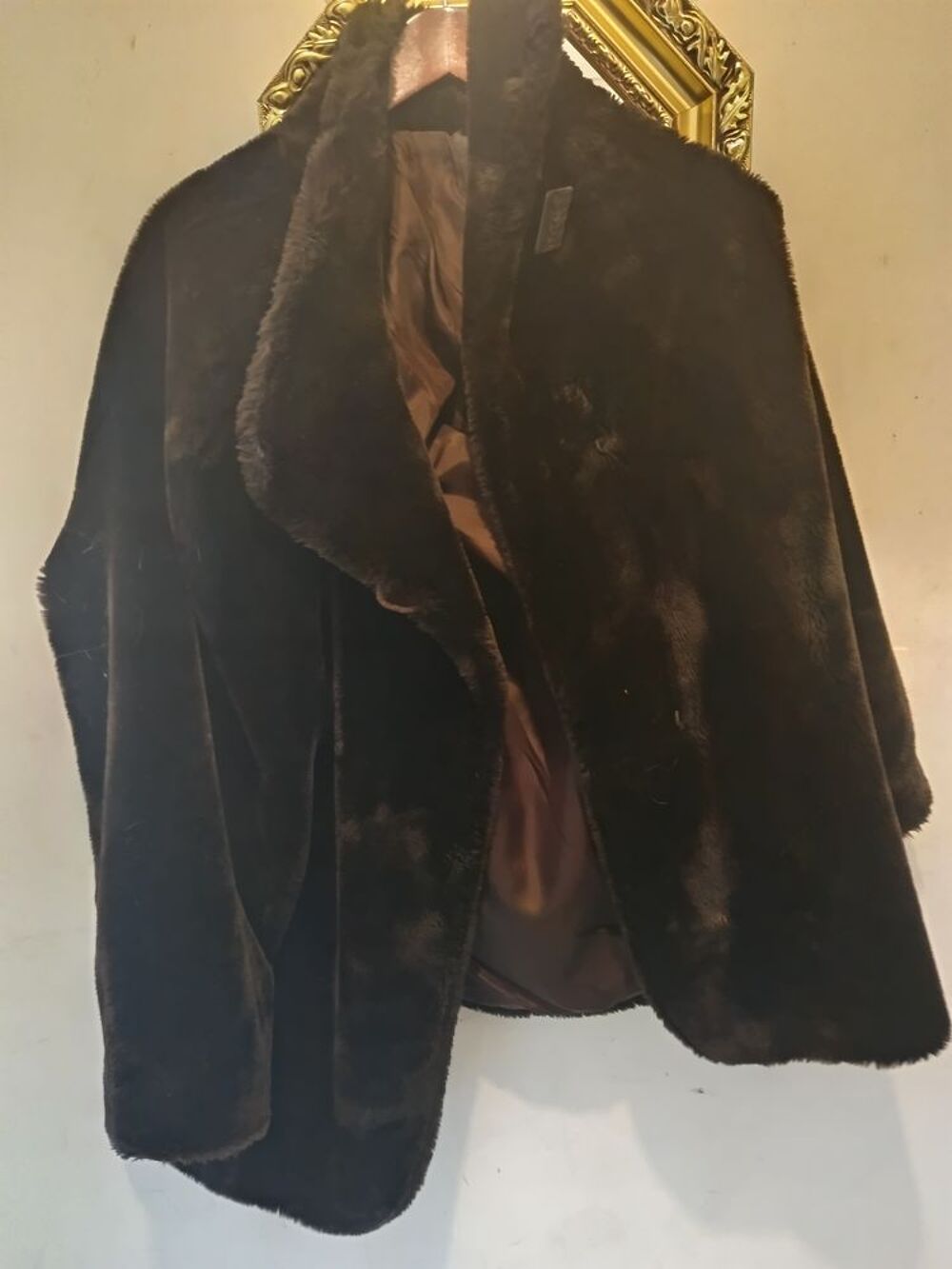 Manteau &eacute;l&eacute;gant raffin&eacute; et tr&egrave;s confortable . Vêtements
