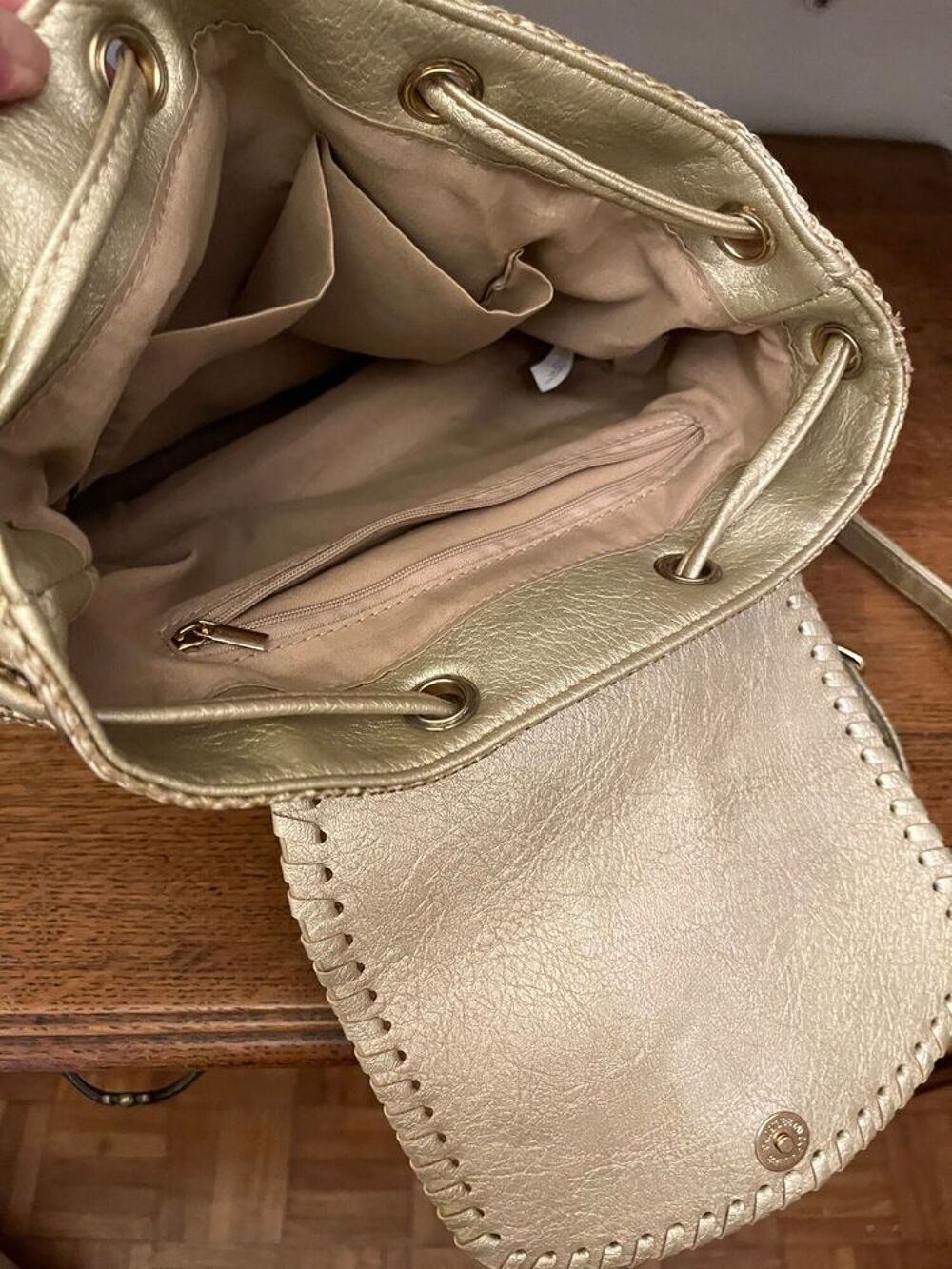 Trois sacs &agrave; main, vendus ensemble ou s&eacute;par&eacute;ment Chaussures