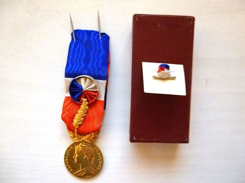 MEDAILLE D HONNEUR DU TRAVAIL .  OR  . 1958  . BELLE QUALITE 20 Urb�s (68)