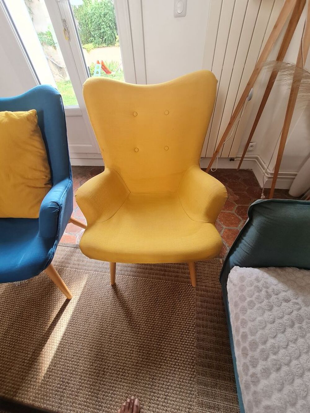 Fauteuil jaune pieds bois achet&eacute; chez Maison du monde Meubles