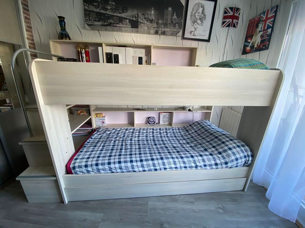 un lit superpos&eacute;s en tr&egrave;s bonne &eacute;tat avec rangemen. Meubles