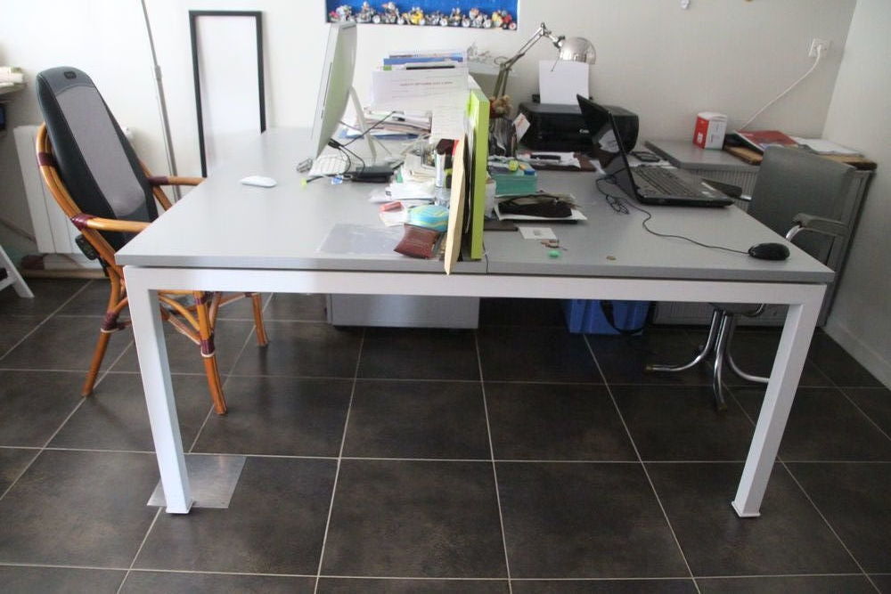 1 bureau double de la marque GAUTIER. 
Meubles