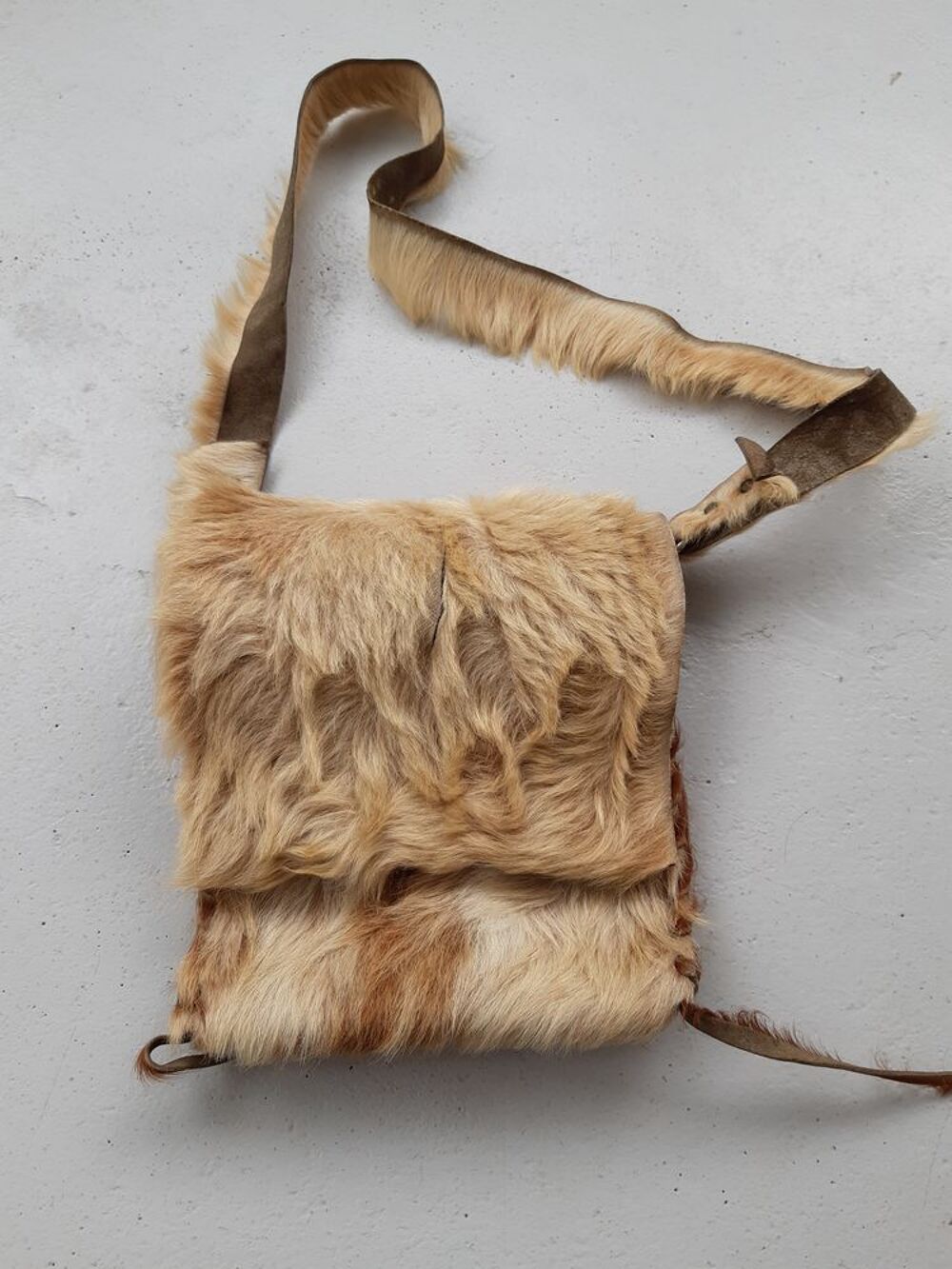 Sac Bandouli&egrave;re en poils de 1980. Maroquinerie