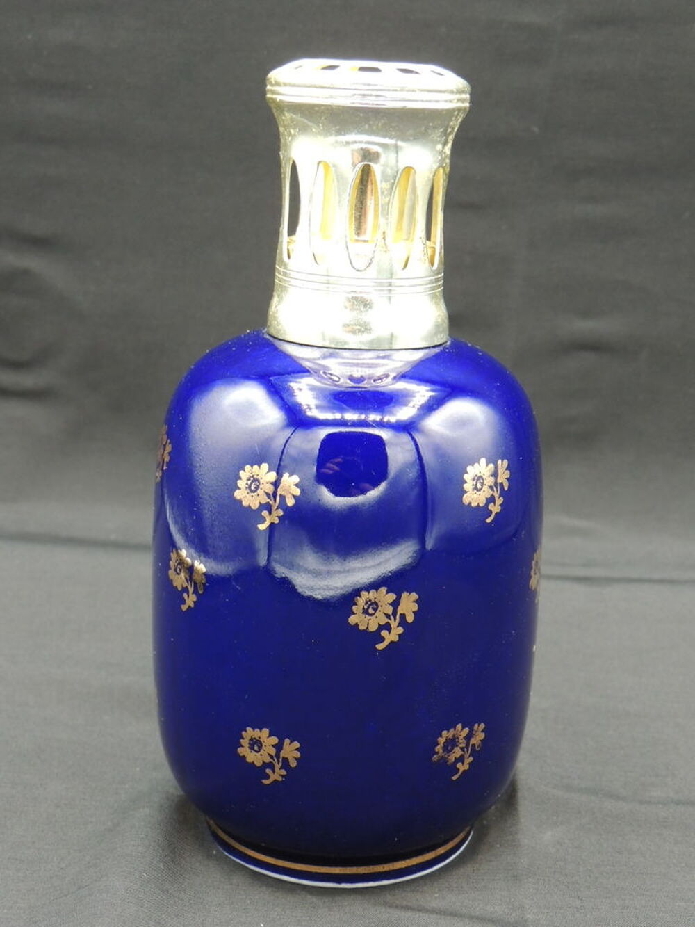 Lampe berger bleue porcelaine de France sign&eacute;e TS sans m&egrave;che 