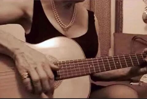 DAME PROF. Donne COURS de GUITARE, TS STYLES TS NIVEAUX 0 73200 Albertville