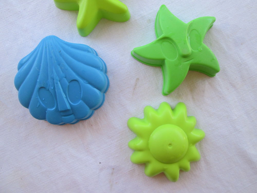 19 jouets de plage dont 18 moules &agrave; sable ou pl&acirc;tre Jeux / jouets