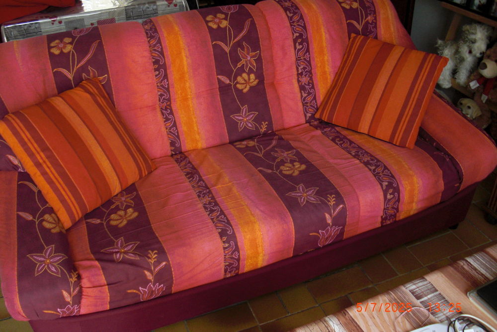 Canap&eacute; en tissu non convertible avec ses 2 coussins Meubles