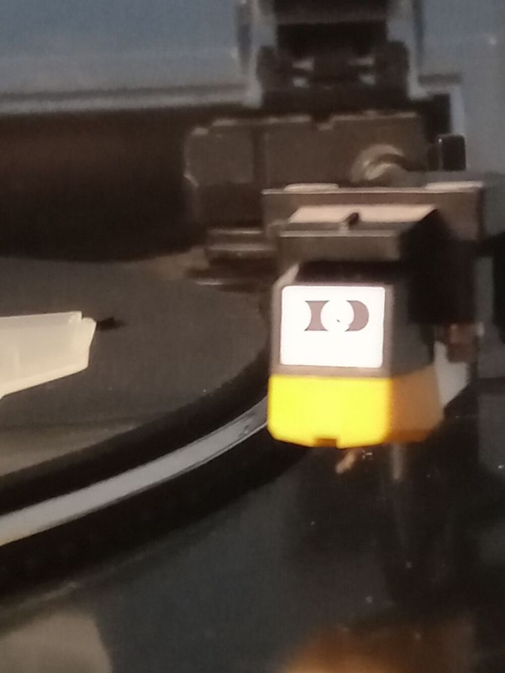 une platine &agrave; vinyle CD et vinyles