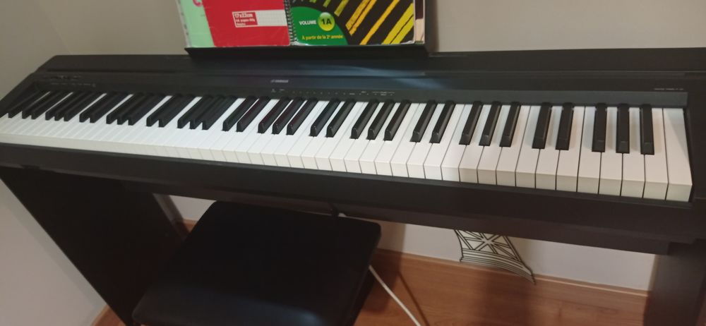 Piano Yamaha P45 noir + encadrement + tr&eacute;pied + p&eacute;dale. Instruments de musique