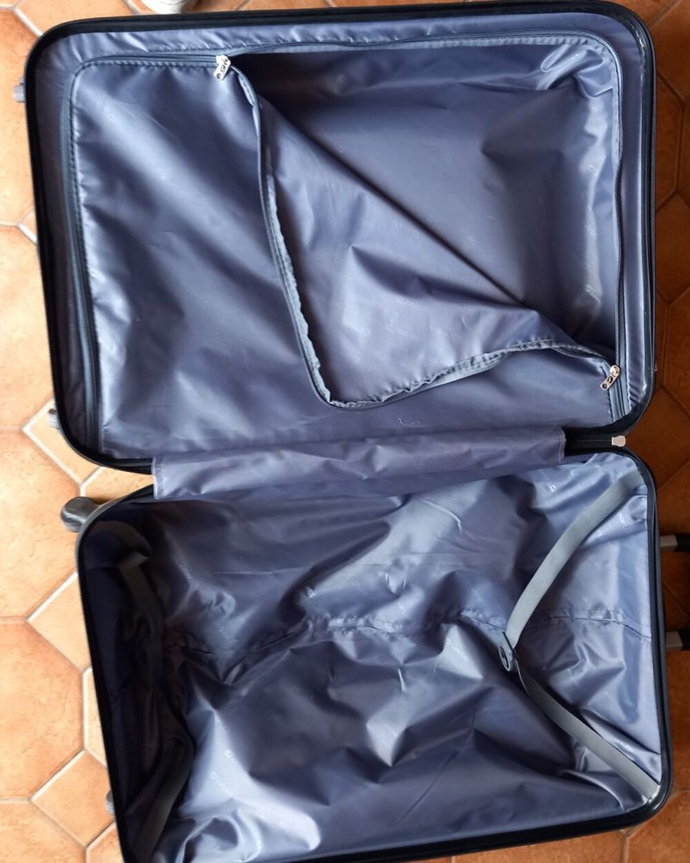 Valise bleue taille L (66x46x28 cm). Maroquinerie
