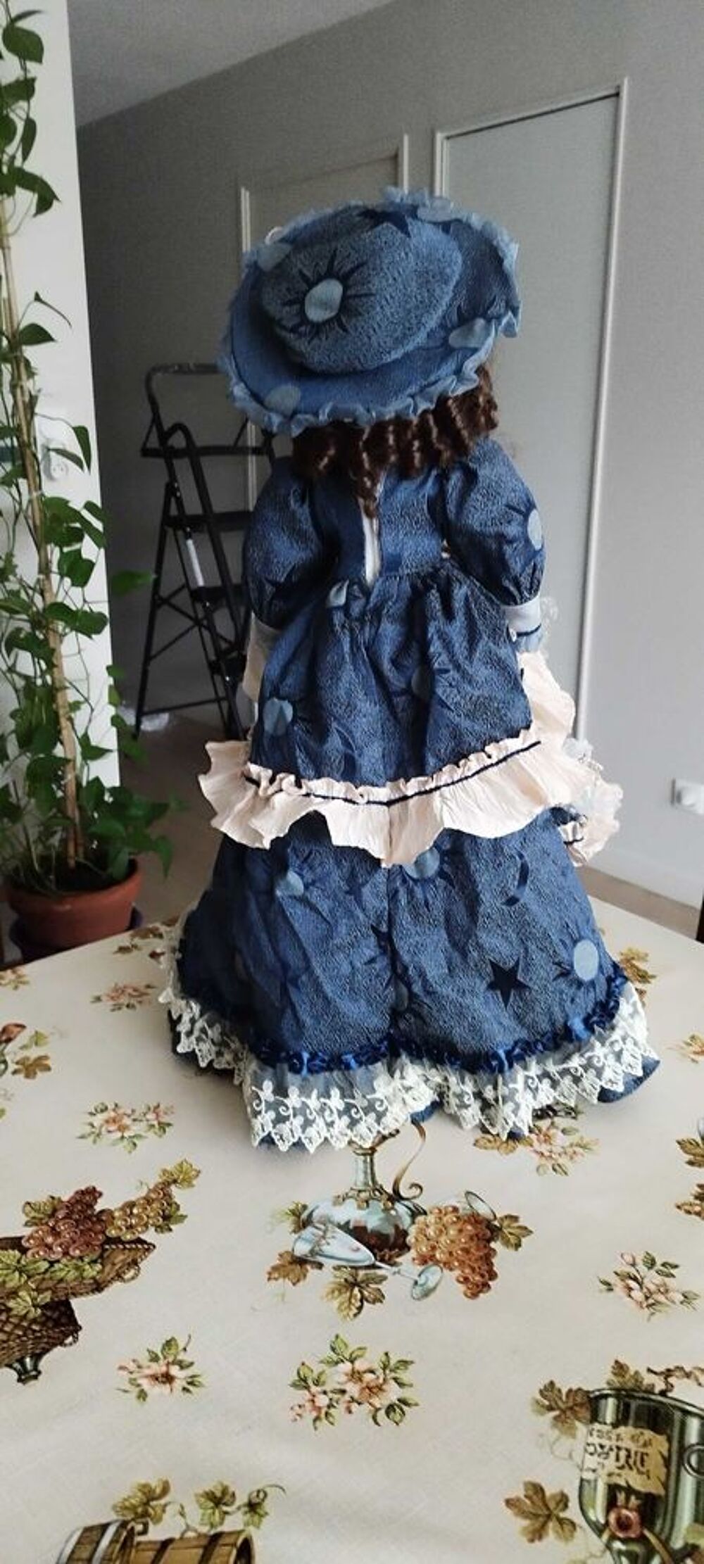 Poup&eacute;e de Collection en porcelaine. 