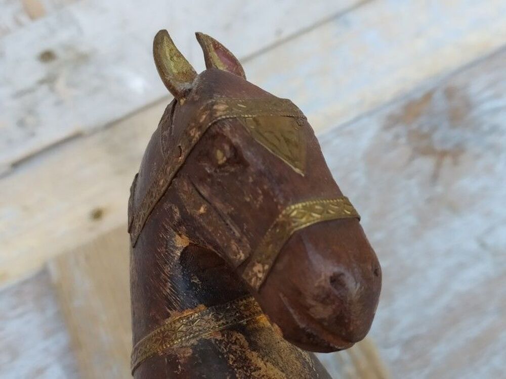 Petit Cheval Oriental Bois Sculpt&eacute; Ornements Laiton et Os 
Décoration