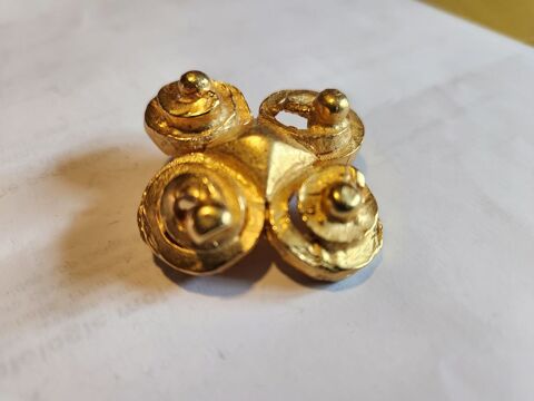 Broche carr�e dor�e PM LANVIN 185 Vigneux-sur-Seine (91)