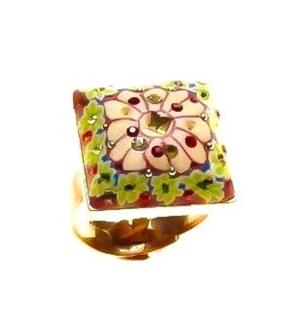 Bague r&eacute;glable au doigt. Bijoux et montres