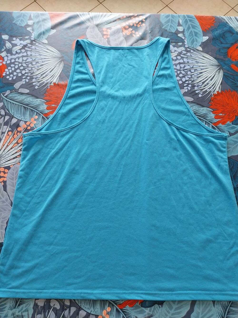 D&eacute;bardeur neuf. Vêtements
