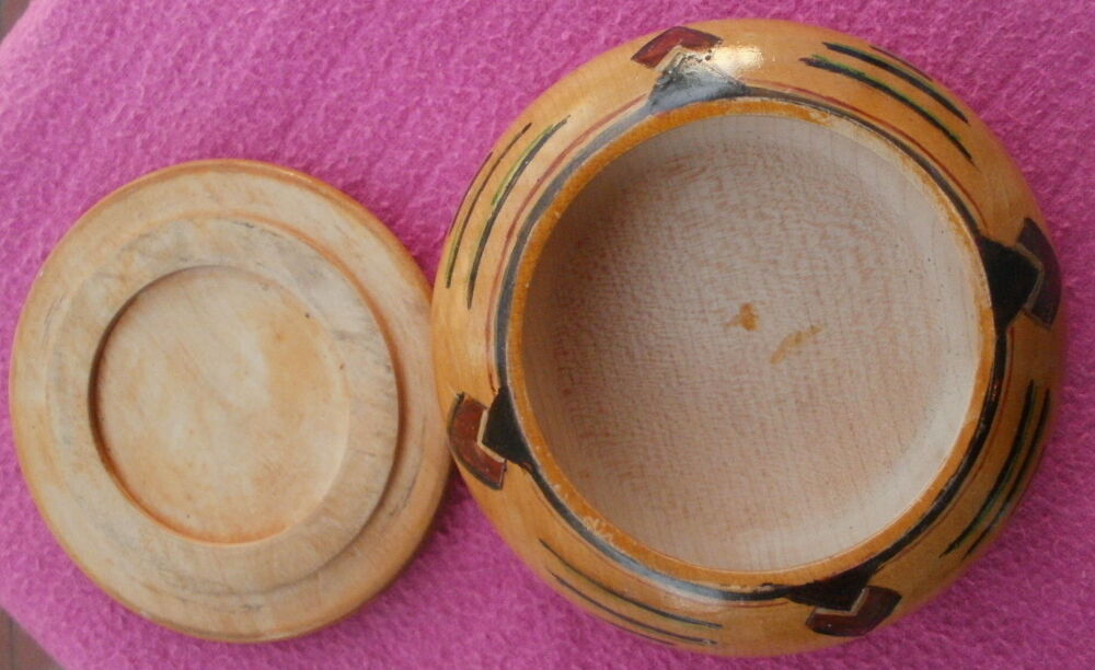 Boite en bois laqu&eacute; ou vernis,(bouquet dans un vase ), sign&eacute; Décoration