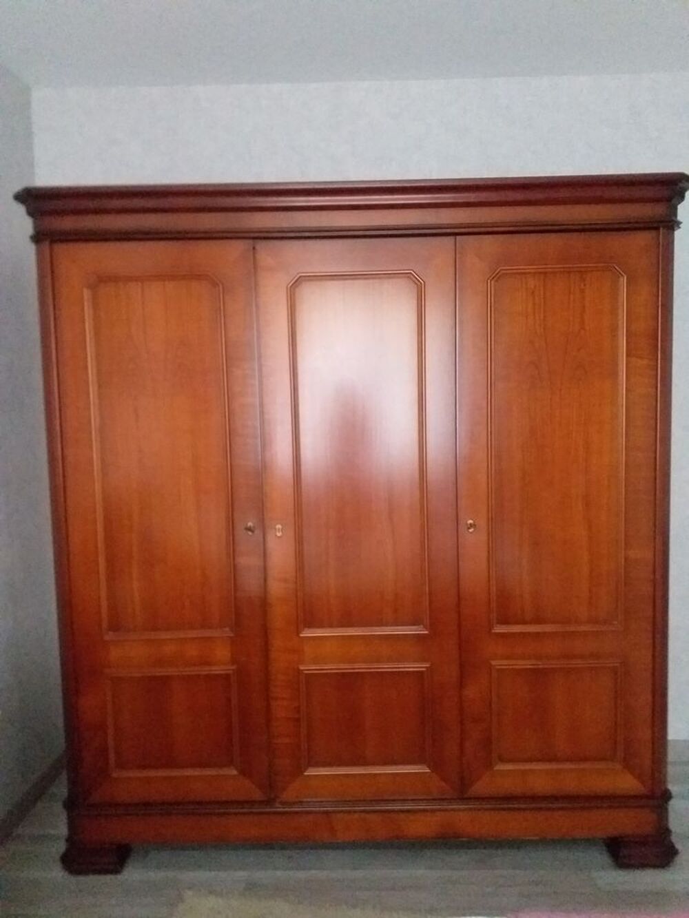 ARMOIRE 196X176
PROFONDEUR 47
ETAGERE AU CENTRE +
PENDERIE Meubles
