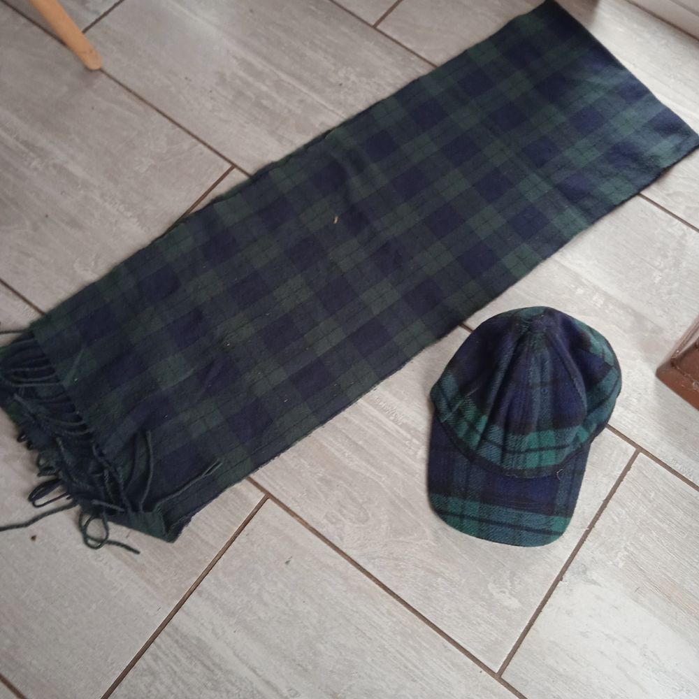 Echarpe + casquette assortie marque Celio 53% polyester 26% Vêtements